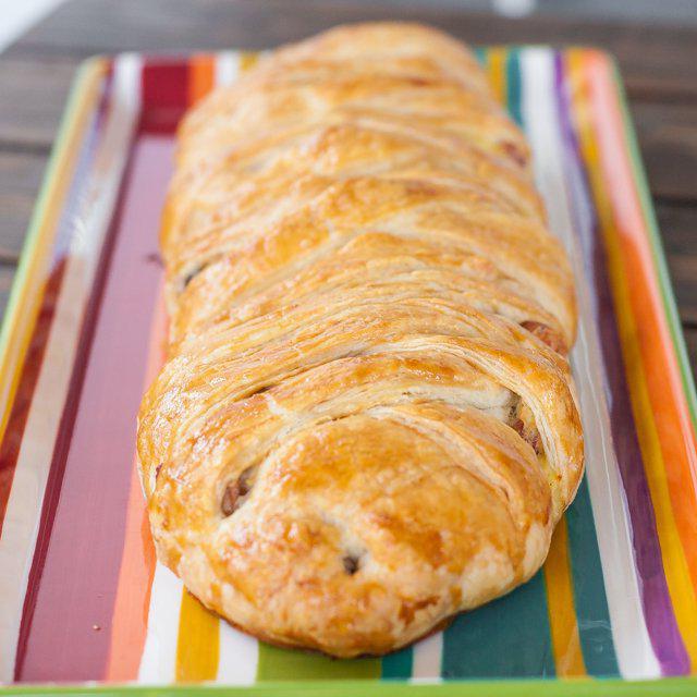 roll of puff pastry s mletým masem a vejcem recept s fotografií 