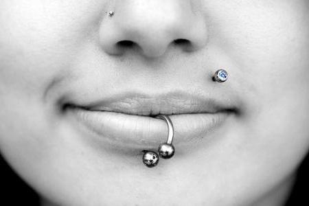 Piercing - co to je? Náušnice pro piercing