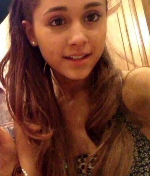 Ariana grande bez make-upu a photoshopu