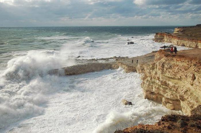 Historická pláž s křišťálově čistou vodou: Blue Bay (Sevastopol)