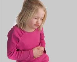 Dítě má bolesti žaludku v pupku: příčiny a první pomoc